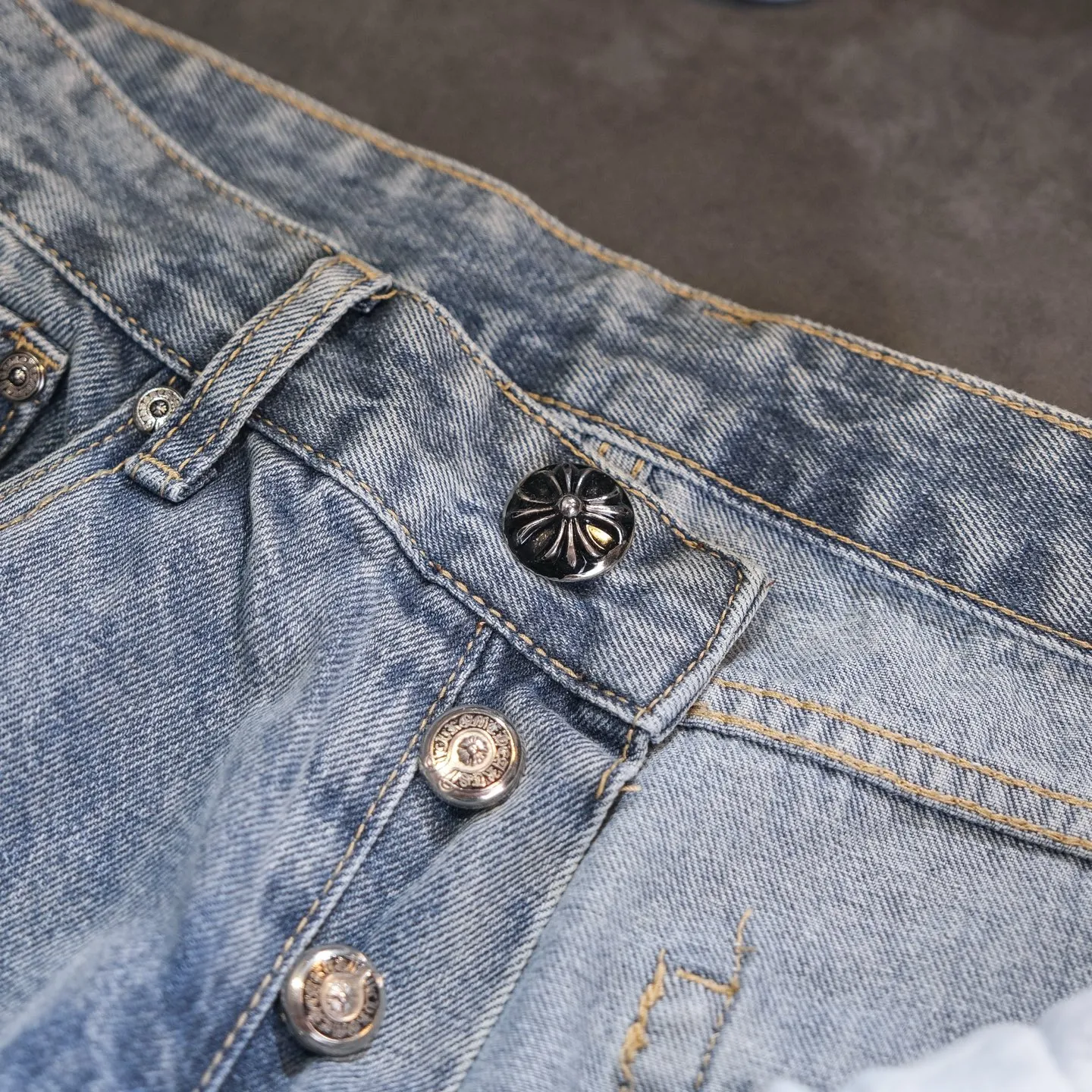 P290 Chrome Hearts Gallery co-branded limited-edition cross-flared flared jeans are a hot item this season and are sought after by countless celebrities and fashionistas. The neat details of the cutting process add color to the playful fashion! The neat and meticulous design, and the well-fitting structure is unique. The upper body not only has outstanding recognition, but also looks younger and younger. A style with the ultimate wearing meaning and performance, gorgeous color matching, and the craftsmanship of this style is also extremely extraordinary. After the finished product is washed, it is disassembled and hand-made with sheepskin cross leather and then spliced ​​together to complete. The whole piece has too many craftsmanship to describe. It is decorated with patchwork cross flowers and high-waisted washed jeans! ! Absolutely high-end luxury product, a god-level single product, a super popular product, made with top heavy industry, a magic weapon that cannot be missed to hit the streets. Size: 28 30 32 34 36 Color: blue
